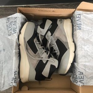 North Face JR. Hiking Mid Size: 3 (water proof)